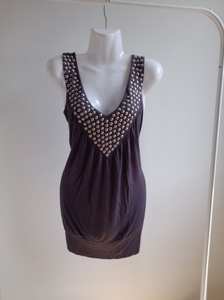 Vestido gris con tachuelas
