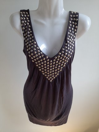 Vestido gris con tachuelas
