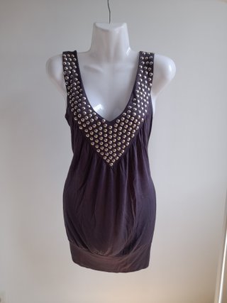 Vestido gris con tachuelas