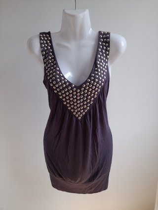 Vestido gris con tachuelas