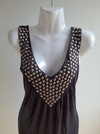 Vestido gris con tachuelas