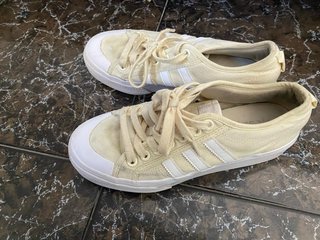 Adidas Nizza Beige/Blanco unisex.