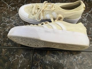 Adidas Nizza Beige/Blanco unisex.