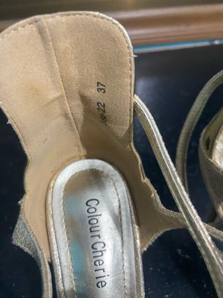 Sandalias de tacón doradas