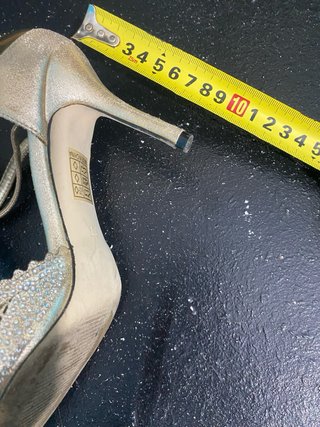 Sandalias de tacón doradas