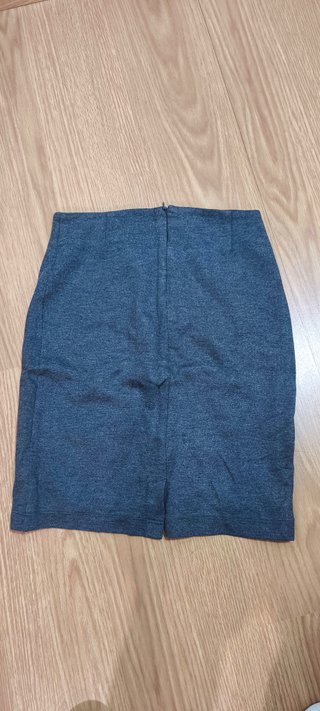Falda gris elástica talla S cómoda