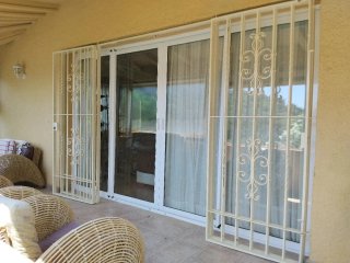 Puerta corredera doble de aluminio y doble cristal