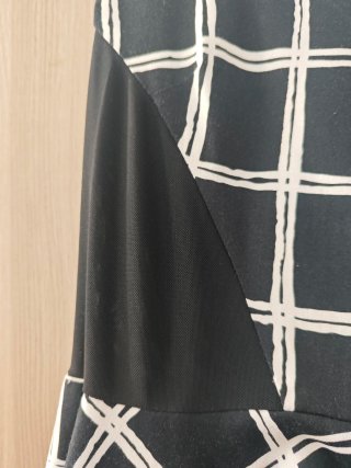 Vestido Negro con Cuadros Blancos