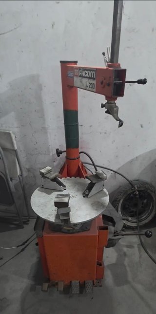 Máquina Desmontadora de Ruedas FACOM U200
