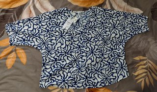Blusa estampada azul y blanca Talla L