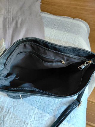 Bolso Negro con Cremallera y Textura.