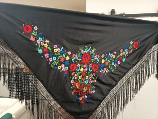 Accesorios Flamenca: Peinetas, Pendientes y Brazal