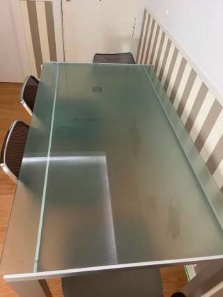 Mesa de comedor cristal y metal con 4 sillas