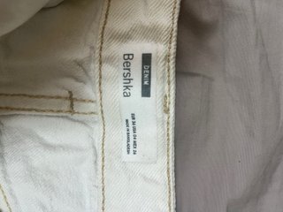 Pantalón vaquero Bershka blanco desgastado
