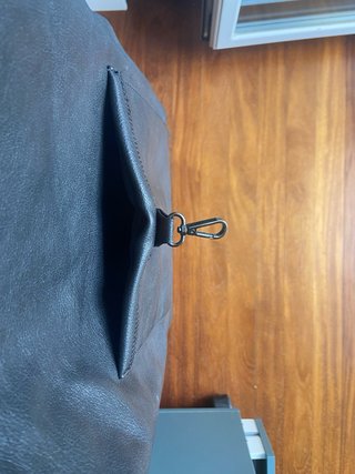 Mochila negra estilo roll-top