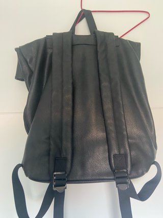 Mochila negra estilo roll-top
