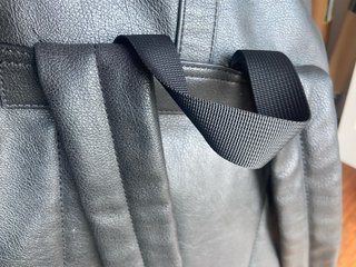 Mochila negra estilo roll-top