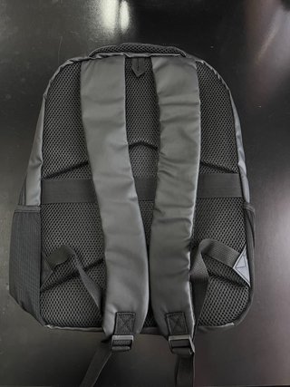 Mochila negra moderna