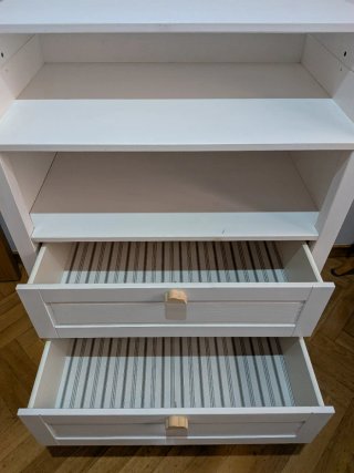 Cambiador de bebé blanco.