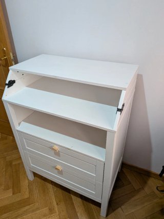 Cambiador de bebé blanco.