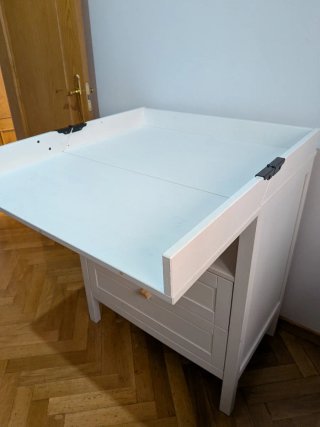 Cambiador de bebé blanco.