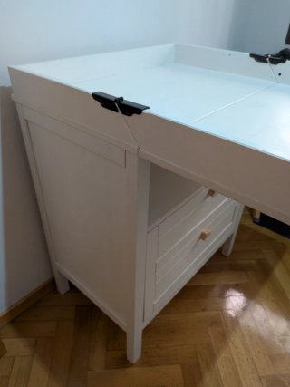 Cambiador de bebé blanco.