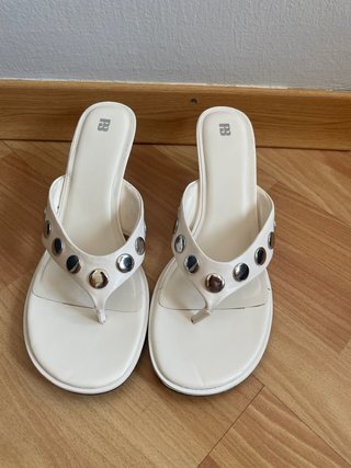 Sandalias Pull&Bear blancas con tachuelas