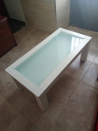 Mesa elevable blanca con almacenaje