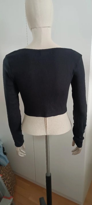 Chaquetita top negra drapeado el delantero