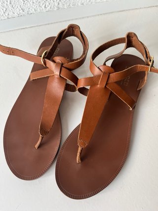 Sandalias planas marrones para chica