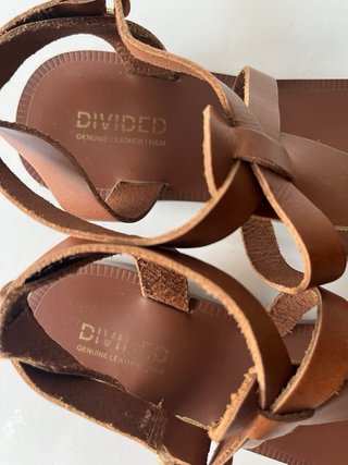Sandalias planas marrones para chica