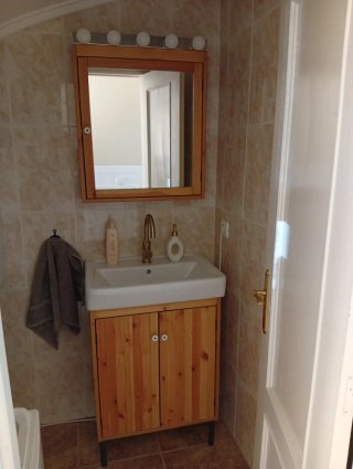 Mueble de baño con lavabo, grifo y espejo