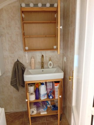 Mueble de baño con lavabo, grifo y espejo