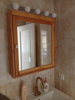 Mueble de baño con lavabo, grifo y espejo