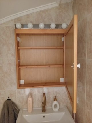 Mueble de baño con lavabo, grifo y espejo