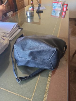 Bolso de piel negro para mujer