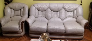 Sofá y sillón de piel beige