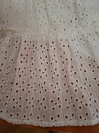 Falda Bershka bordada blanca
