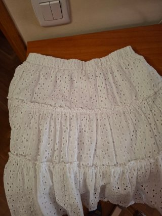 Falda Bershka bordada blanca