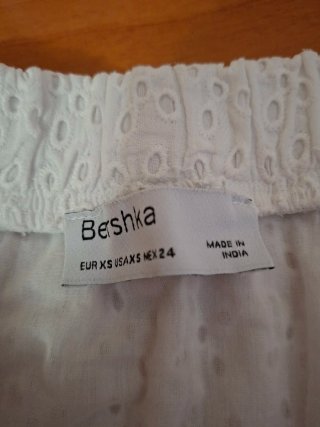 Falda Bershka bordada blanca