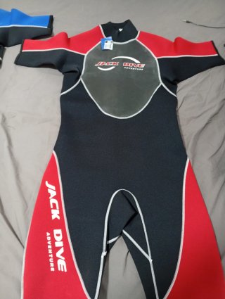Traje de neopreno corto nuevo con etiqueta