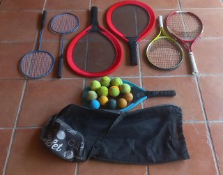 Lote de raquetas y pelotas deportivas