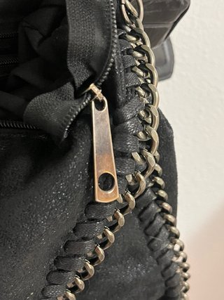 Bolso negro brillo con cadena