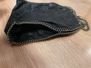 Bolso negro brillo con cadena