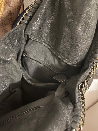 Bolso negro brillo con cadena
