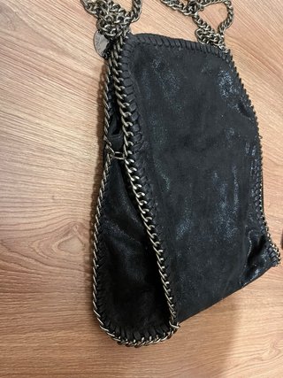 Bolso negro brillo con cadena