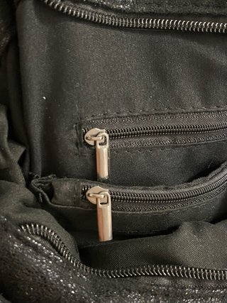 Bolso negro brillo con cadena