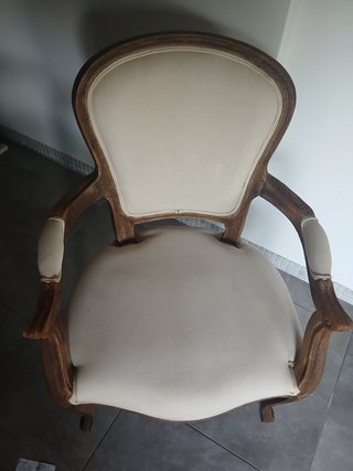 Elegante sillón clásico Luis XV beige