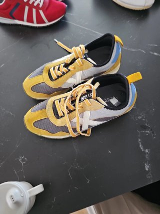 Zapatillas Munich grises y amarillas