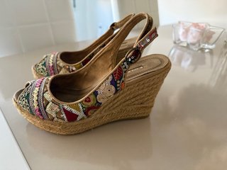 Sandalias cuña bordadas talla 38
